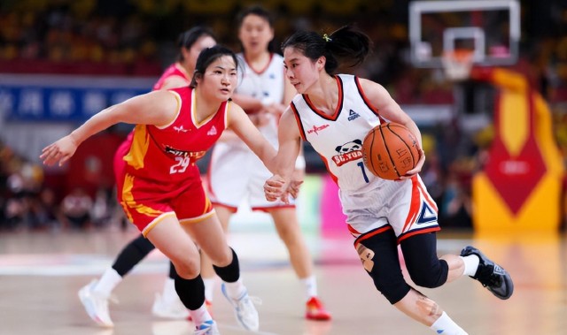乐鱼体育官方入口-王思雨颁奖笑成花儿！获金球奖励成关键之王 大方展示金牌超飒